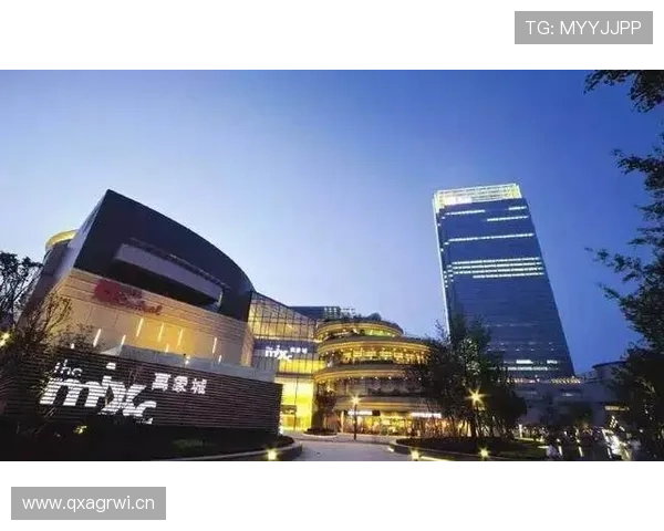 居然听说吴向东休息日开了家潮牌店？这反差有点大啊！